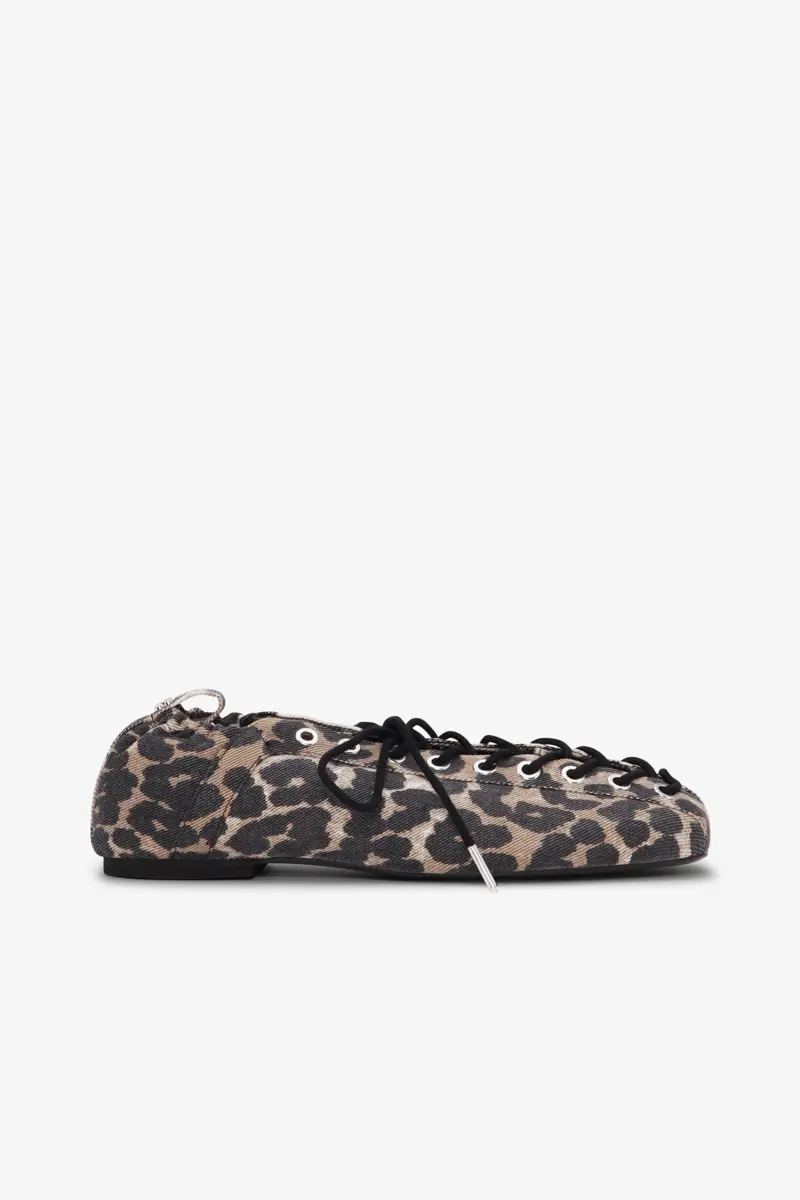 Bailarinas con cordones en denim con estampado de leopardo