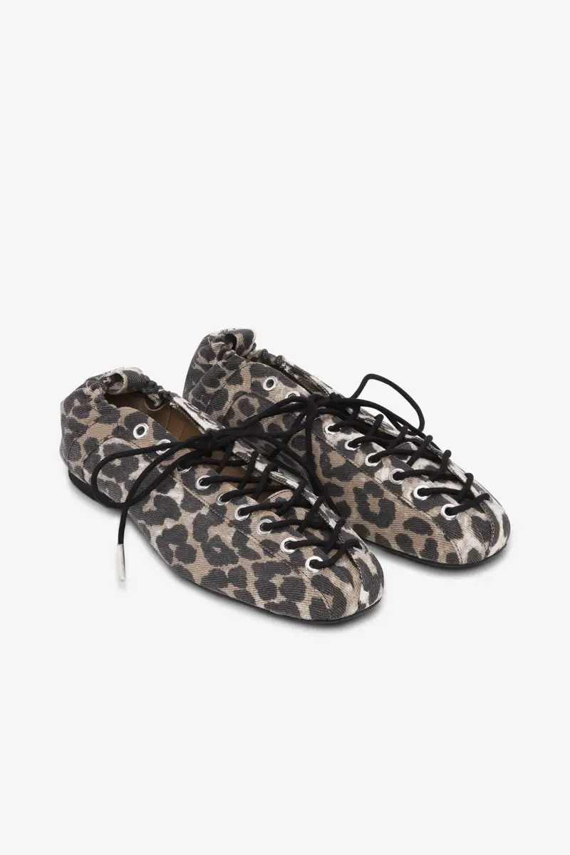 Bailarinas con cordones en denim con estampado de leopardo