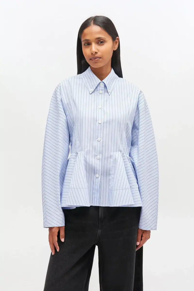 Camisa con peplum y rayas azules