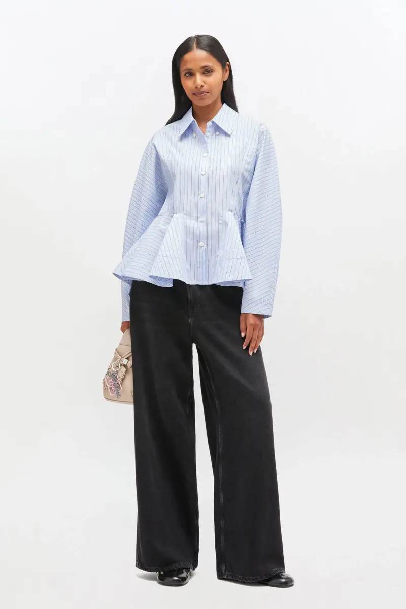Camisa con peplum y rayas azules