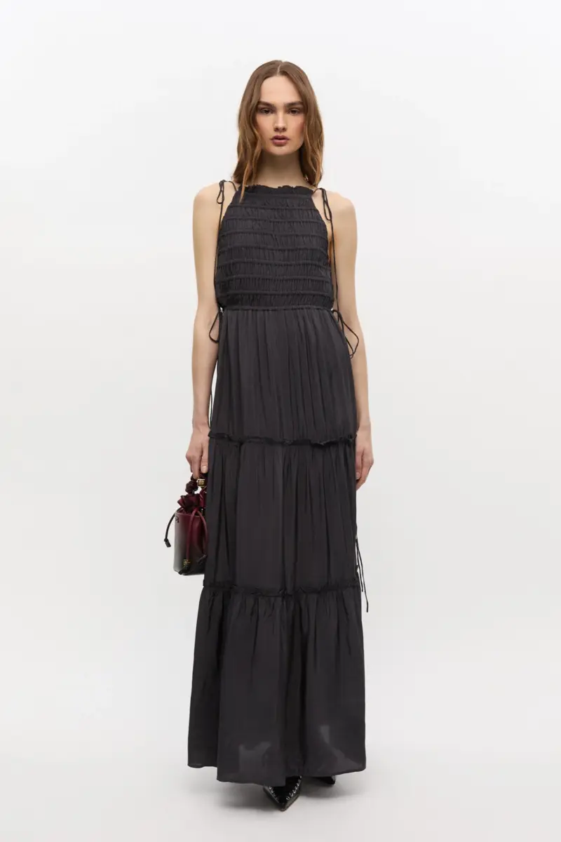 Vestido negro con lazo tipo smock