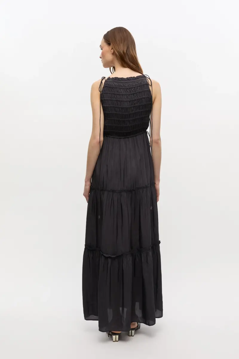 Vestido negro con lazo tipo smock