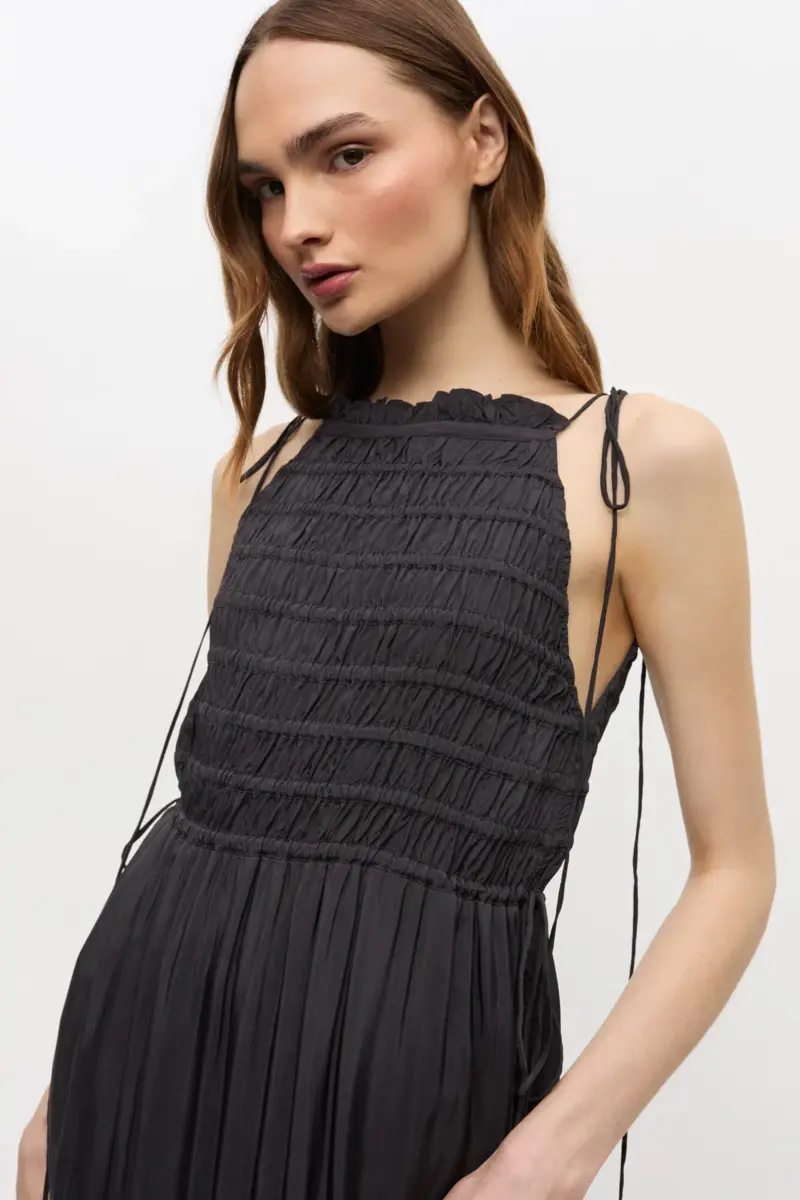 Vestido negro con lazo tipo smock Vestido negro con lazo tipo smock