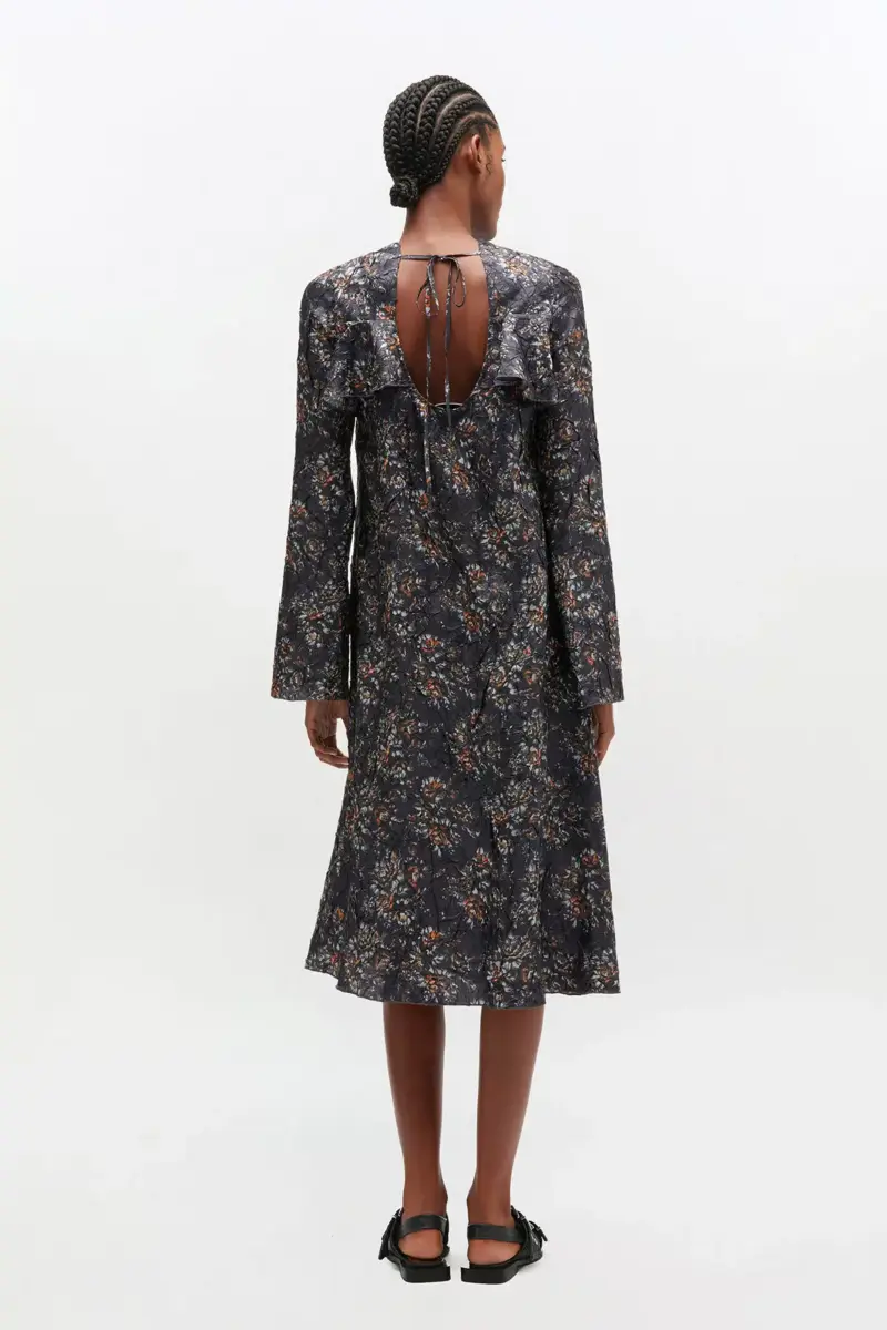 Vestido negro con volantes florales