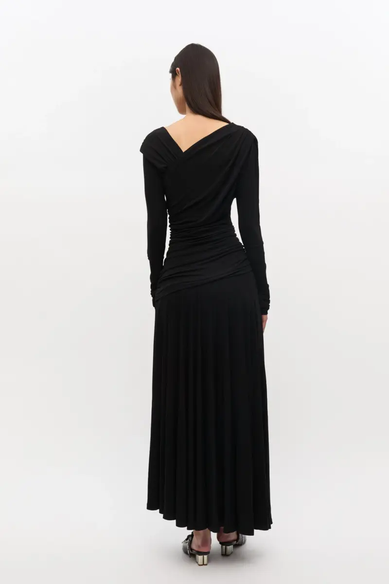 Vestido negro fruncido